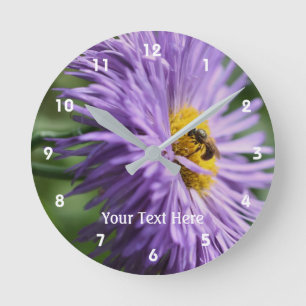 Horloge Ronde Bee on Purple Daisy Flower