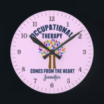 Horloge Ronde Belle citation de l'arbre d'ergothérapie<br><div class="desc">L'ergothérapie vient de l'horloge murale cardiaque pour le bureau d'un ergothérapeute. Un beau cadeau OT avec un joli arc-en-ciel avec des mains d'aide comme le tronc de l'espoir.</div>