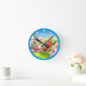 Horloge Ronde Belle Ladybug dans le jardin fleuri.Moyen (Maison)