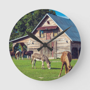 Horloge Ronde Belle scène de ferme avec les chevaux et la grang