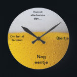 Horloge Ronde Bières Klok<br><div class="desc">Encore une bière pour l'apprendre. Horloge amusante dans le journal, la salle des étudiants, ou comme cadeau d'anniversaire.</div>