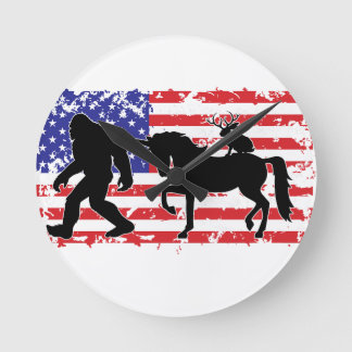 Horloge Ronde Bigfoot, Licorne et Jackalope dans le drapeau amér