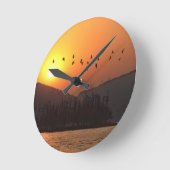 Horloge Ronde Birds Flying dans le lac Est de Sunset Sky (Angle)