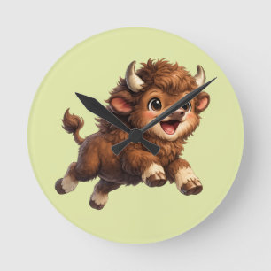 Horloge Ronde Bison Enjoué Courant à l'État Sauvage dans un Char