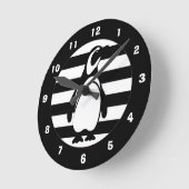 Horloge Ronde Black and White Penguin and Stripes (Angle)