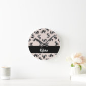 Horloge Ronde Black and white skunks on rose rose (Maison)