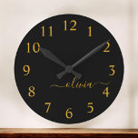 Horloge Ronde Black Gold Modern Script Girl Monogramme Nom<br><div class="desc">Monogramme simple noir et or Horloge de nom de monogramme. Cela rend le cadeau parfait pour 16 ans,  mariage,  douche nuptiale,  anniversaire,  baby shower ou bachelorette pour quelqu'un qui aime le luxe glam et les styles chic.</div>