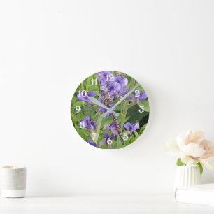 Horloge Ronde Bleu-Eyed Denton sur les fleurs violettes