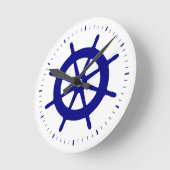 Horloge Ronde Bleu Marine Sur Décor Côtier Blanc Bateau Roue (Angle)