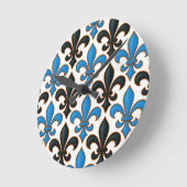 Horloge Ronde Blue Black Baroque Fleur-de-lis Pattern Design (Angle)