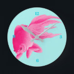 Horloge Ronde Blue Pop Art Pink Goldfish Moderne<br><div class="desc">Un poisson rouge rose sur un bloc de couleur bleue solide. Une grande image d'un poisson pour colorer vos murs ou comme une horloge murale unique.</div>