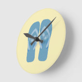 Horloge Ronde Blue Summer Beach Thème Flip Flops Dans Le Sable (Angle)