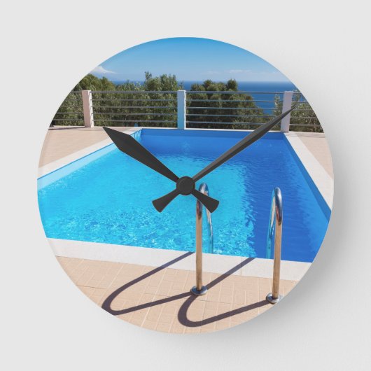 Horloge Ronde Blue swimming pool with steps at sea (Recto)