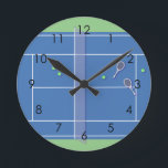 Horloge Ronde Blue Tennis Court Modern Tennis Player<br><div class="desc">Personalized classic tennis court design in blue with classic, chic, preppy & elegant tennis rackets and green tennis balls. Simple, minimalist gift for your tennis coach or tennis team. Personalized Gift for a tennis player. Blue tennis court illustration. Trendy tennis players home decor. Trendy modern tennis player gifts. Cool retro...</div>