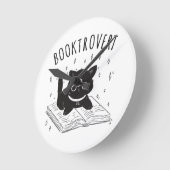 Horloge Ronde Booktrovert chat avec livre et étoiles (Angle)