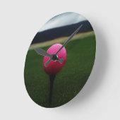 Horloge Ronde Boule de golf rose sur un terrain de golf de (Angle)