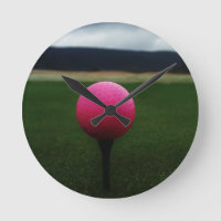 Boule de golf rose sur un terrain de golf de