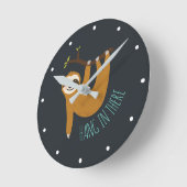 Horloge Ronde Bouton Adorable Sloth "Hang in There" (Angle)