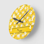 Horloge Ronde Brosses de jaune et motif nommés personnalisés de (Angle)