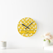 Horloge Ronde Brosses de jaune et motif nommés personnalisés de (Maison)
