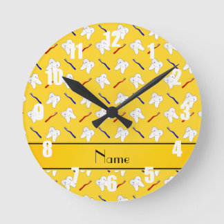 Horloge Ronde Brosses de jaune et motif nommés personnalisés de