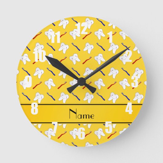Horloge Ronde Brosses de jaune et motif nommés personnalisés de (Recto)