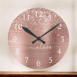 Horloge Ronde Brushed metal rose Gold Pink Glitter Monogram<br><div class="desc">Rose Gold - Blush Pink Faux Foil Metallic Sparkle Glitter Brushed Metal Monogram Nom Clock. This makes the perfect sweet 16 birthday,  wedding,  bridal shower,  anniversary,  baby shower or bachelorette party gift for someone that loves glam luxury and chic styles.</div>