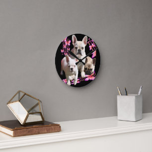 Horloge Ronde Bulldog français avec trois bulldogs en rose