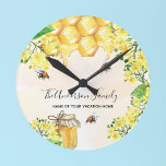 Horloge Ronde Bumble abeilles miel florales jaunes famille monog<br><div class="desc">Des abeilles mignonnes aux bosses,  des fleurs jaunes et du miel coulant du nid d'abeille. Personnalisez et ajoutez votre nom et le nom de votre maison de vacances d'été,  chalet.</div>