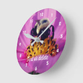 Horloge Ronde Bumble Bee On Cosmos Flower Personnalisé (Angle)