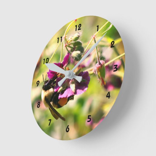 Horloge Ronde Bumble Bee On Rose Flower Close Up  (Angle)