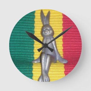 Horloge Ronde Bunny à Rasta Couleurs : Une touche de Super