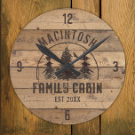 Horloge Ronde Cabine de famille Bois rustique Personnalisé<br><div class="desc">Créez une horloge murale familiale personnalisée avec un design rustique et campagnard en planches de bois avec des pins et NOM FAMILLE CABINE et date de l'année établie ou autre texte en marron. L'échantillon est affiché dans l'option ronde 8 pouces ; choisissez 10, 75 pouces ou carré sur la page...</div>