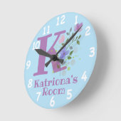Horloge Ronde Cadran avec motif floral avec nom et initiale (Angle)