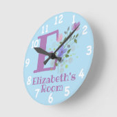 Horloge Ronde Cadran dans un motif floral avec nom et initiale (Angle)