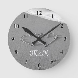 Horloge Ronde Cadran mural monogrammé avec des cœurs dans le sab