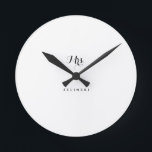 Horloge Ronde Calligraphie de script fantaisie Mur minimaliste<br><div class="desc">Ce script de calligraphie minimaliste murale est le cadeau parfait à présenter à la future mariée pour un wedding shower simple. Le design présente une belle calligraphie dans un arrière - plan blanc.</div>