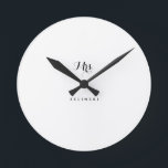 Horloge Ronde Calligraphie de script fantaisie Mur minimaliste<br><div class="desc">Ce script de calligraphie minimaliste murale est le cadeau parfait à présenter à la future mariée pour un wedding shower simple. Le design présente une belle calligraphie dans un arrière - plan blanc.</div>