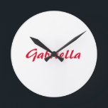 Horloge Ronde Calligraphie Élégant Rouge Blanc Plaine Nom simple<br><div class="desc">Vous recherchez une belle calligraphie avec une écriture esthétique ? Ce design simple et attrayant est fait pour vous. Ce produit impressionne immédiatement ceux qui le voient. Le design raffiné et de bon goût reflétera immédiatement la qualité de votre relation et de votre famille.</div>