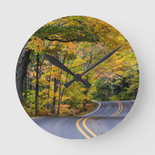 Horloge Ronde Canopée De Couleur D'Automne Le Long De L'Autorout