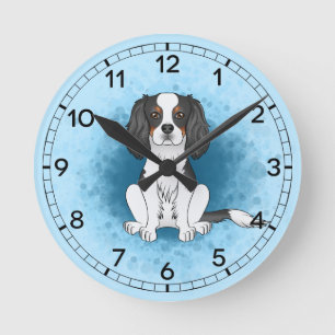 Horloge Ronde Cavalier King Charles Spaniel tricolore sur fond b