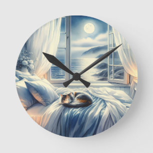 Horloge Ronde Chambre côtière au clair de lune avec chat endormi
