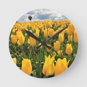 Horloge Ronde Champ de tulipe jaune avec ballon à air chaud