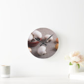 Horloge Ronde Champignon mushrooms and onions on the table (Maison)