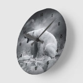 Horloge Ronde Chasseur d'ours blanc sur la glace dans l'eau (Angle)