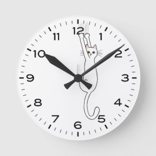 Horloge Ronde Chat blanc suspendu à une drôle d'horloge avec des