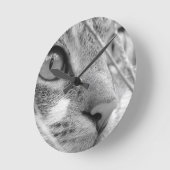 Horloge Ronde chat gris et blanc sur un vert (Angle)