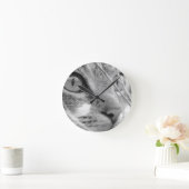 Horloge Ronde chat gris et blanc sur un vert (Maison)