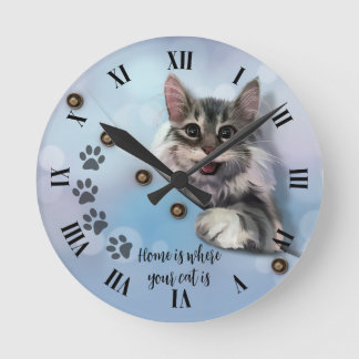 Horloge Ronde Chat gris qui regarde dans sa poche