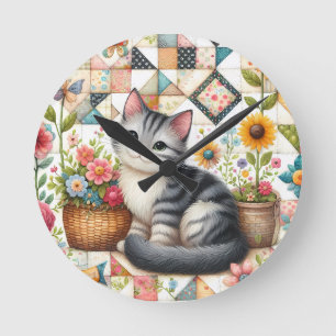 Horloge Ronde Chat mignon sur courtepointe fleurie Cottagecore